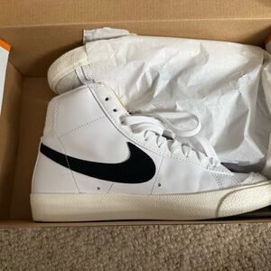 Nike Men's White and Black Sneakers